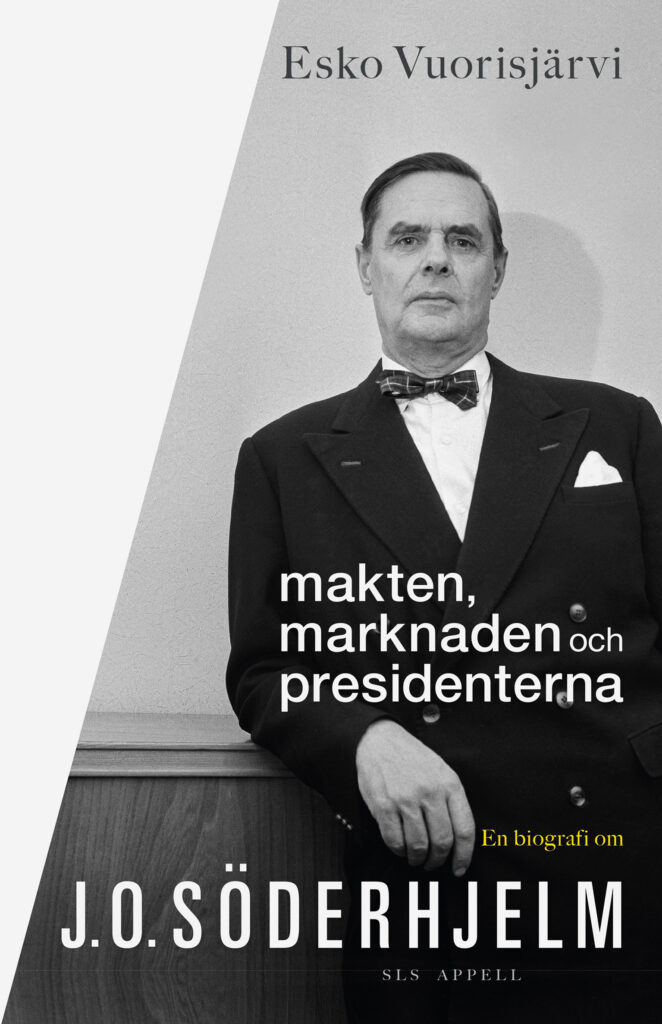 Bokpärmen för Makten, marknaden och presidenterna. På bilden syns J.O. Söderhjelm iklädd kostym. Han lutar mot ett bord och blickar rakt in i kameran. Bilden är svartvit.