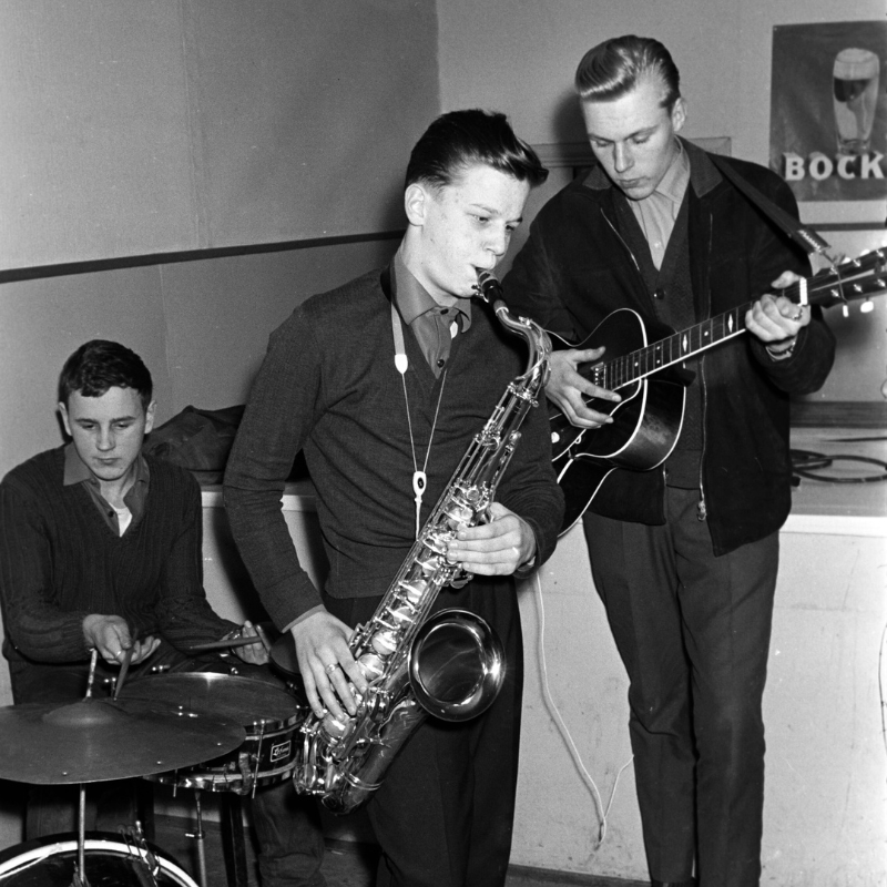 Korsholms uf:s tonårsorkester spelar under föreningens månadsmöte, 7.3.1963. Fotograf: Rafael Olin.