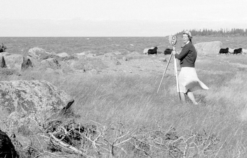 Ragna Ahlbäck filmar på strandäng i Solf