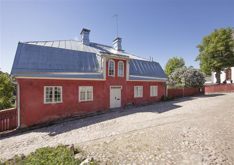 Rött stenhus i en backe