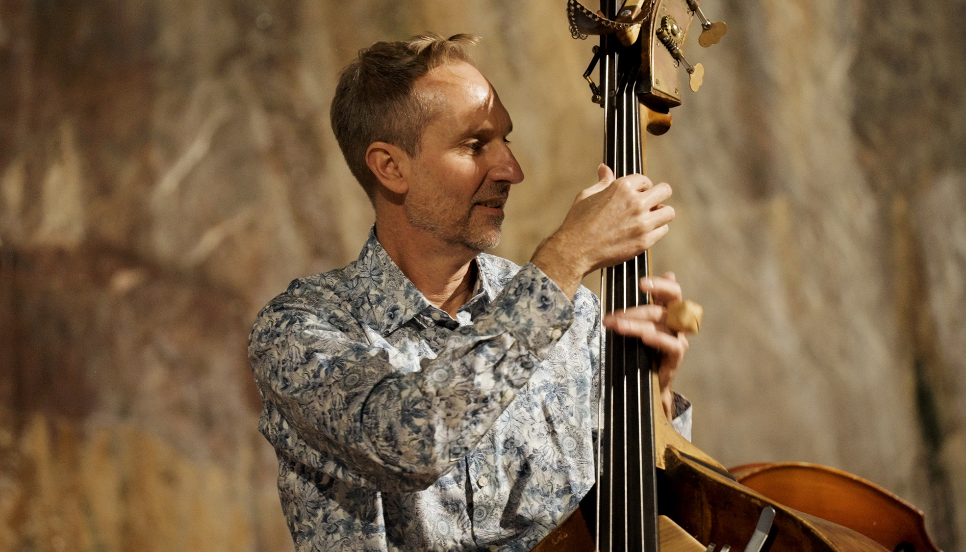 Professor Nathan Thomson belönas med Paciuspriset