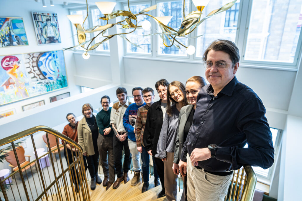 en grupp personer som står i en spiraltrappa