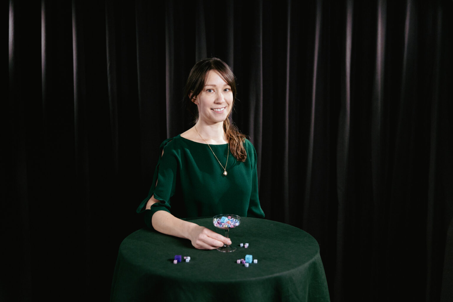 Kvinna med ett glas fyllt med leksakstärningar med bokstäver