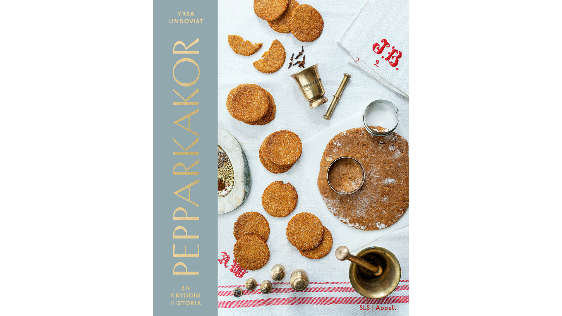 Foto av runda pepparkakor, kavlad deg med utstickare, mortel, mässingsmått, kryddor och handduk på vit duk; omslag till boken ”Pepparkakor”.